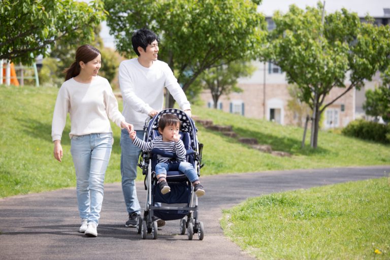 ベビーカーで散歩する親子