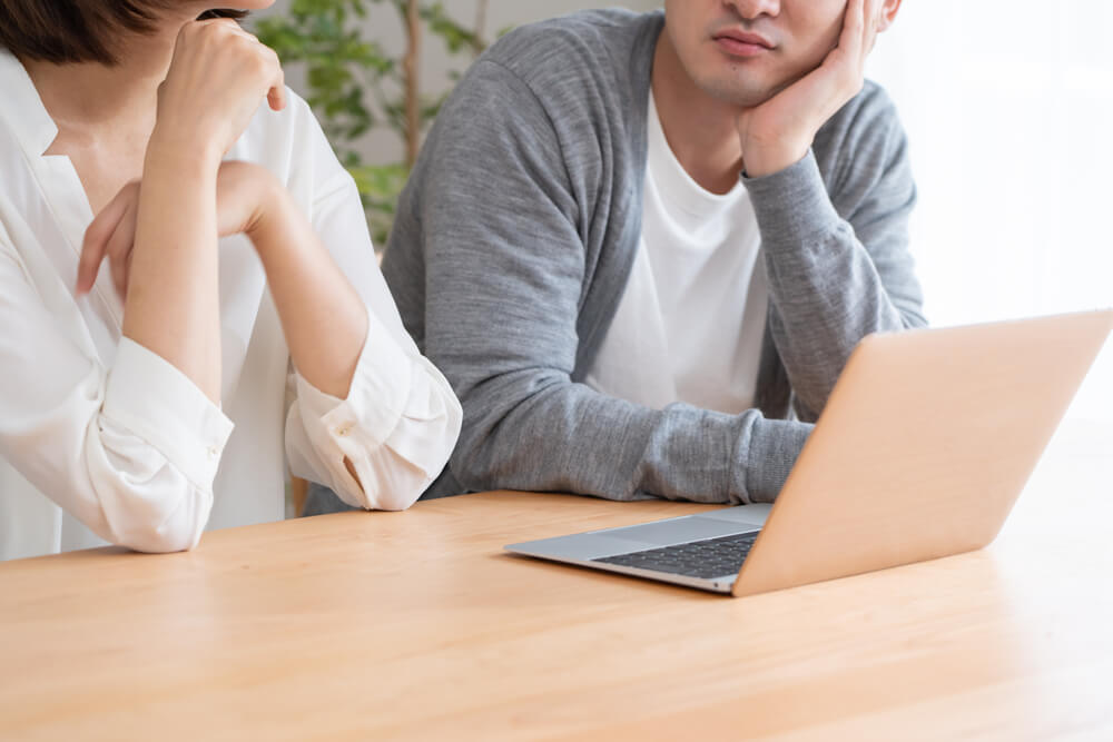 打ち合わせ中の夫婦