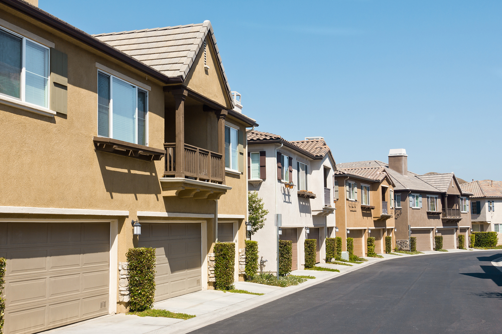 カーブ道に沿って並ぶ住宅