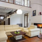 白いソファとリビング階段