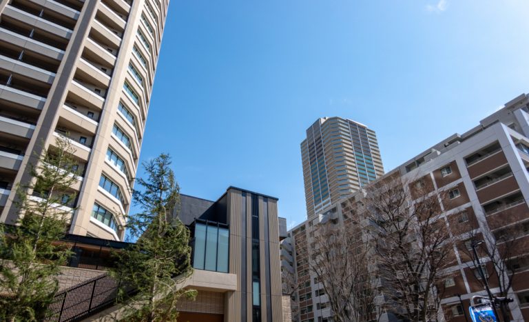 下から見たタワーマンション