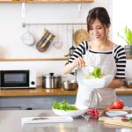 料理をする若い女性