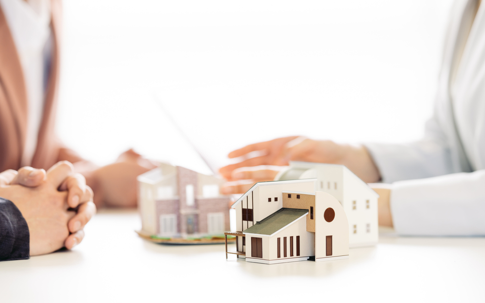 住まいに関する手続きをする人