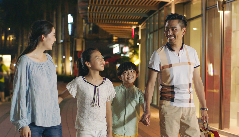 ショッピングを楽しむ家族