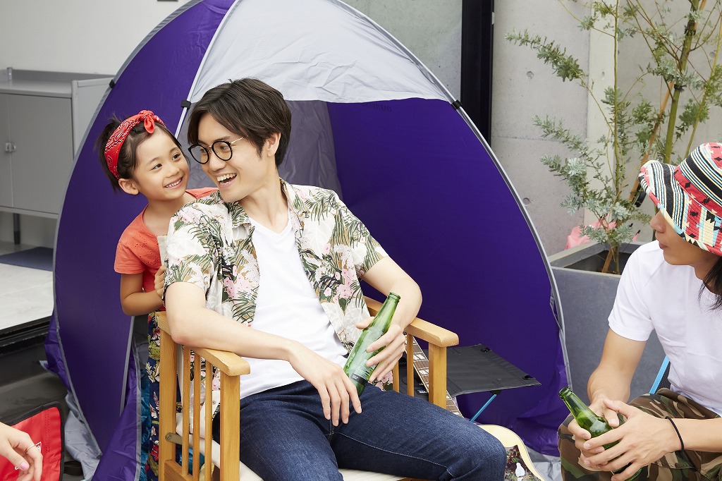 父と笑い合う女の子