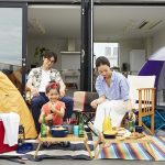 ベランピングを楽しむ家族