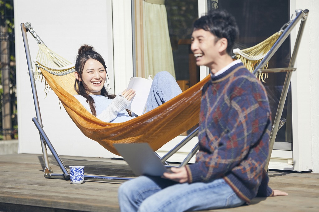 ハンモックでくつろぐ女性