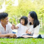 芝生でくつろぐ家族