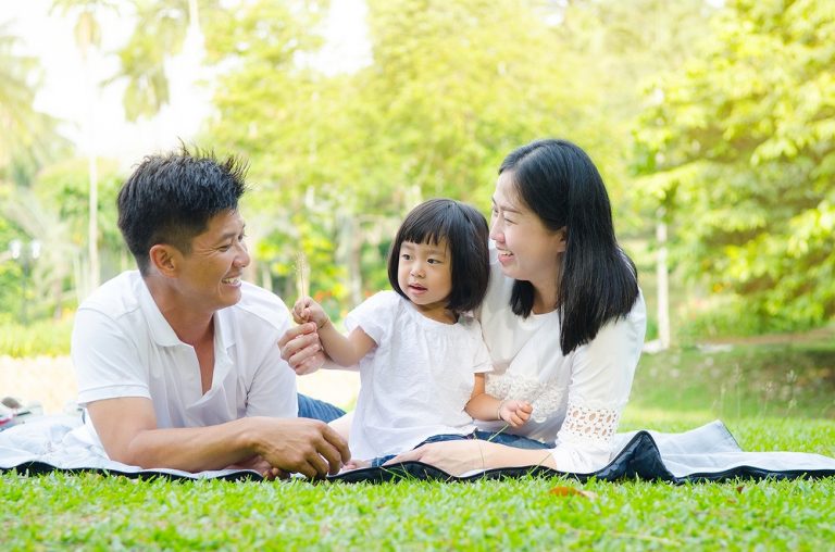 芝生でくつろぐ家族