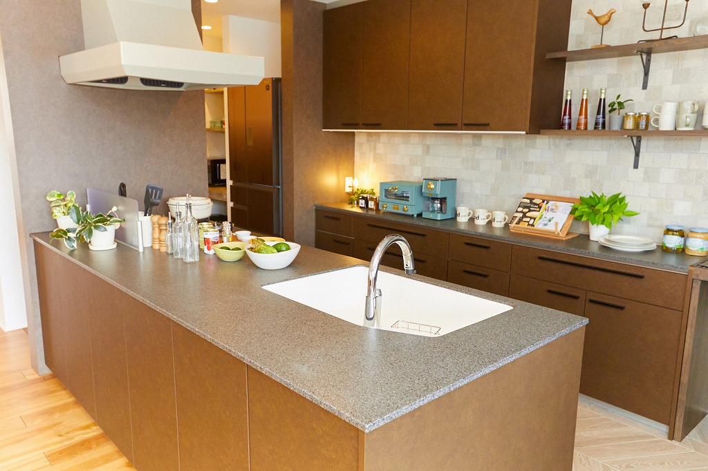 綺麗に整頓されたペニンシュラキッチン