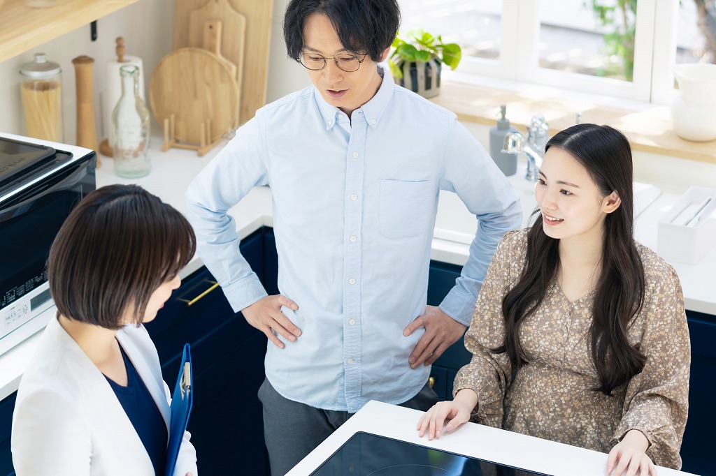 キッチンを内覧する家族