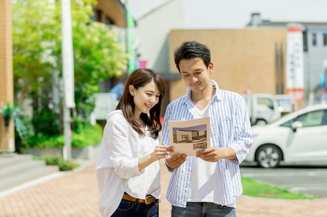 大収納があるモデルハウスをチェックする夫婦