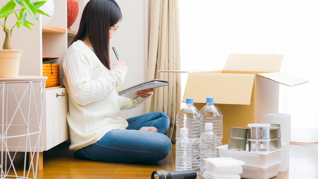 備蓄の食品を管理する女性