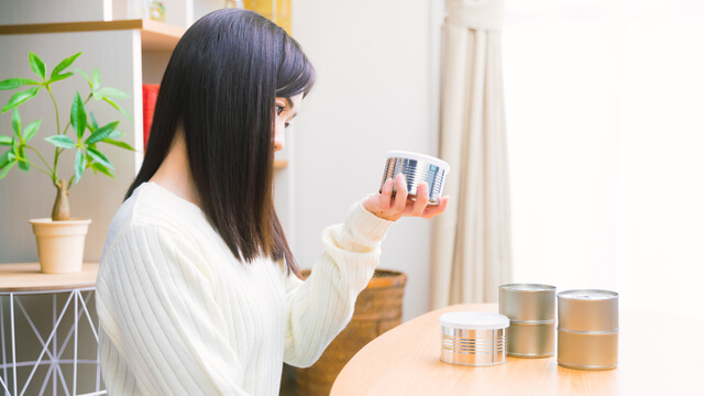 食品の賞味期限を確認する女性