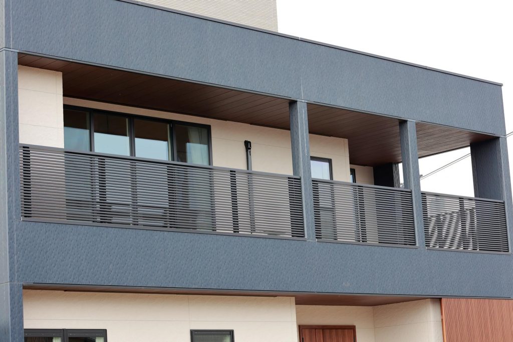 ベランダのある2階建ての家