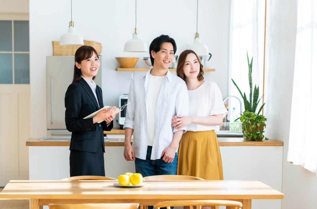 モデルハウスを見学する夫婦