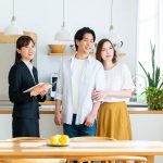 モデルハウスを案内してもらうカップル