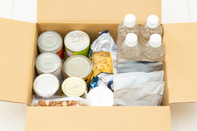 1つのダンボールにまとめられた非常食