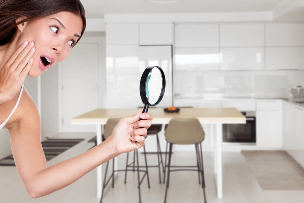 虫眼鏡を持つ女性