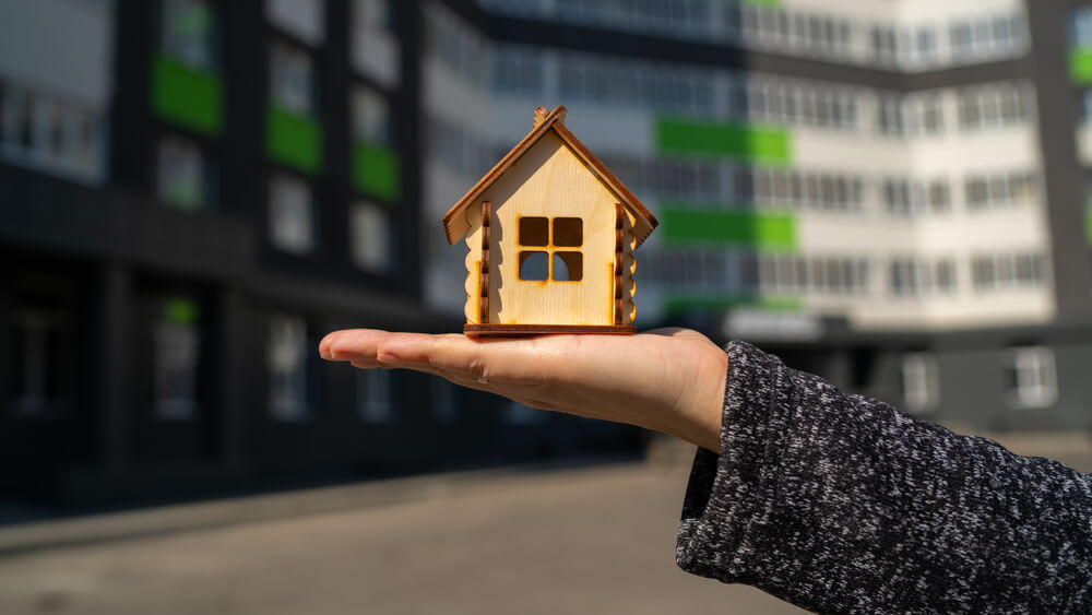 家の模型を持つ人