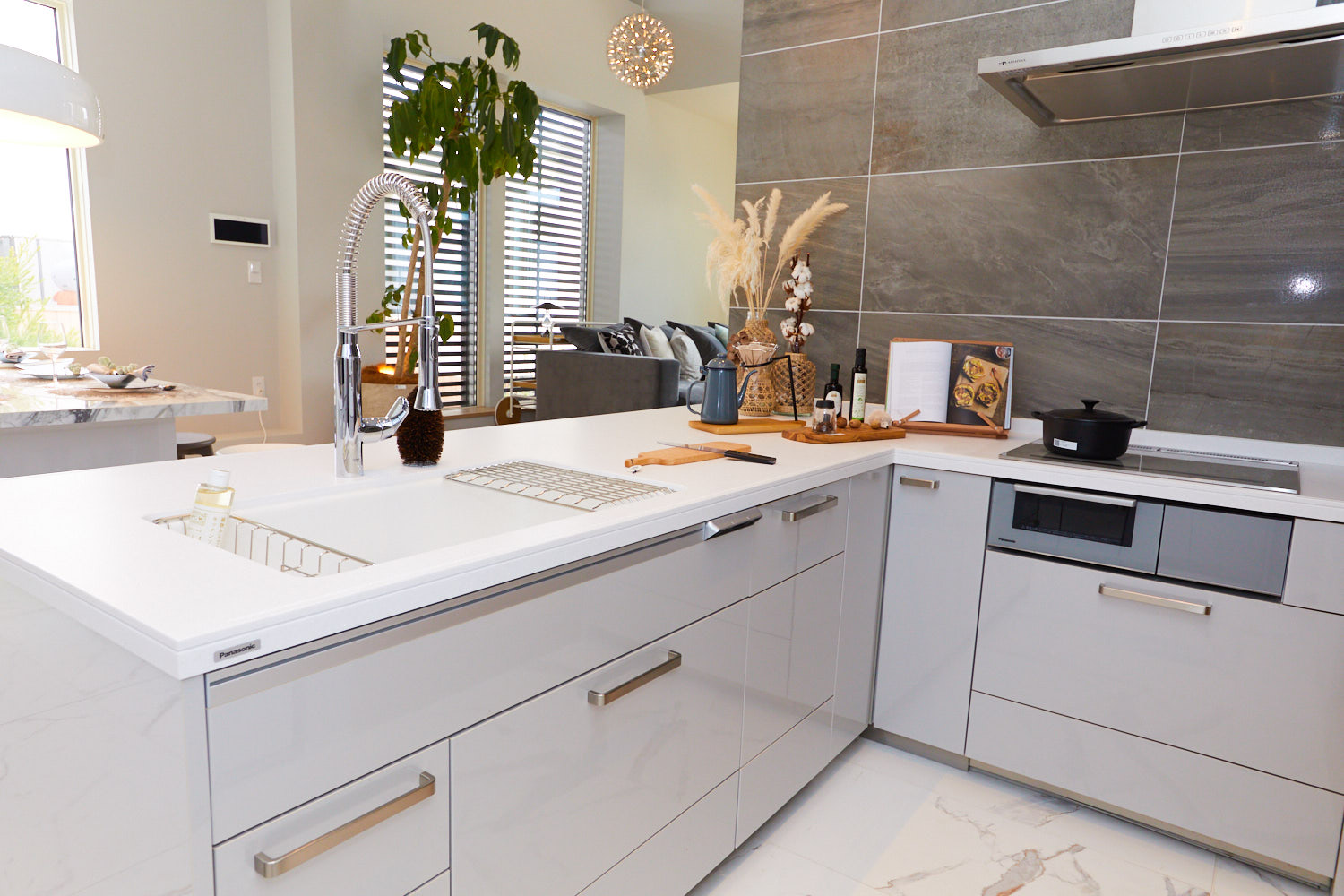 収納がたくさんあるキッチン