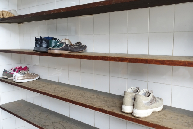シューズクロークに並んだ靴