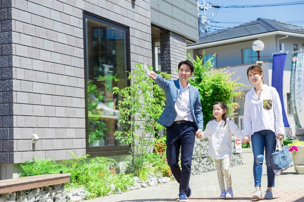 住宅展示場を歩く家族