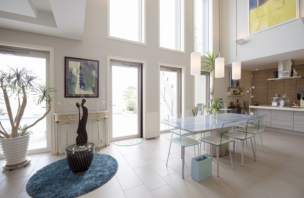 吹き抜けとダイニング