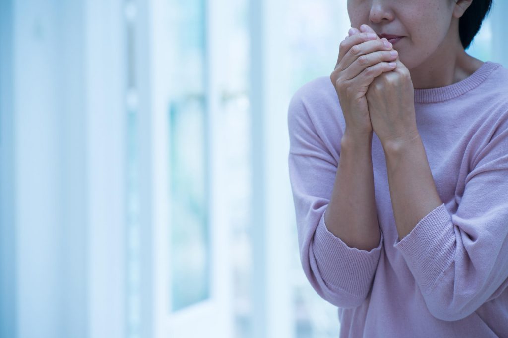 寒さを感じる女性