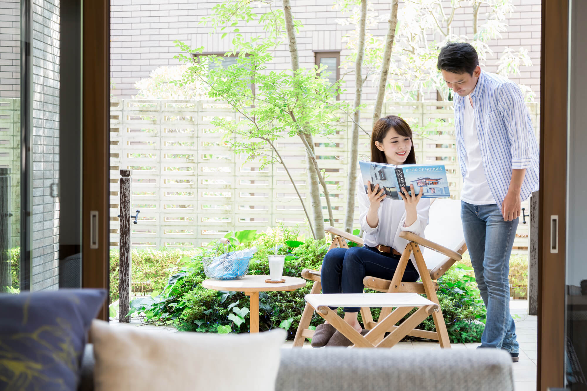 本を一緒に見るカップル