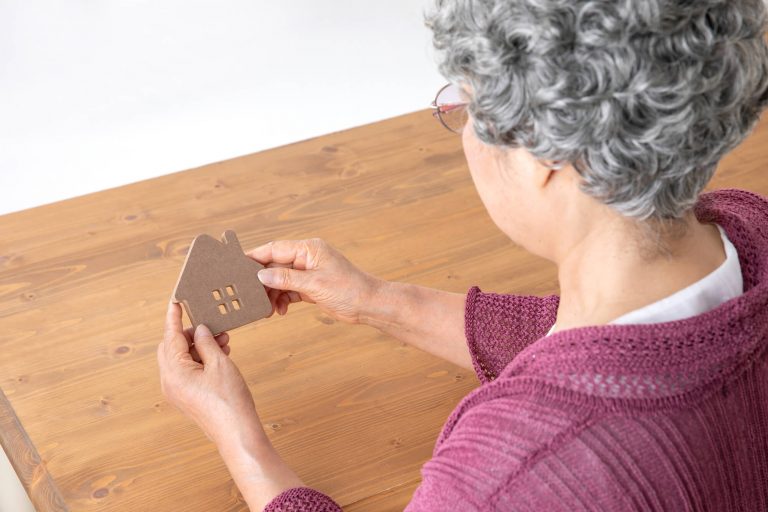 家の模型を眺める女性