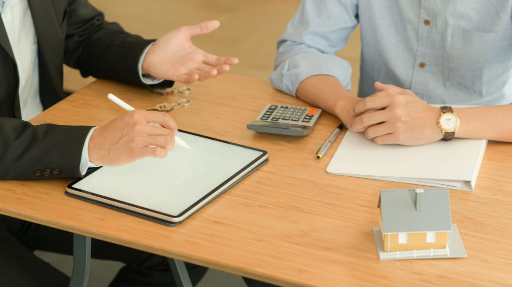 家の保険の補償内容について話しあう人達