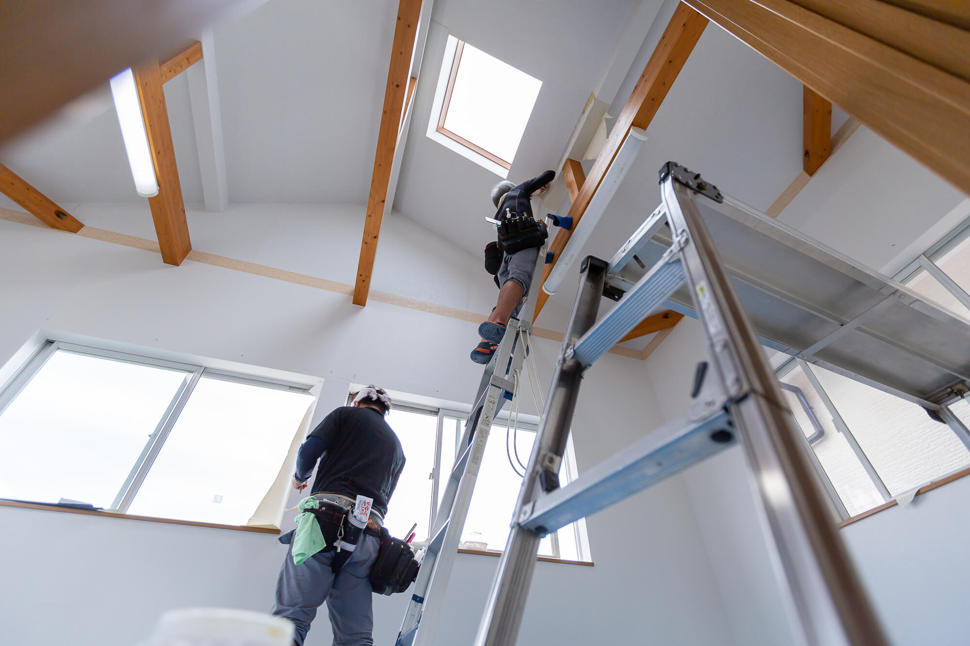 脚立を使って作業をする人