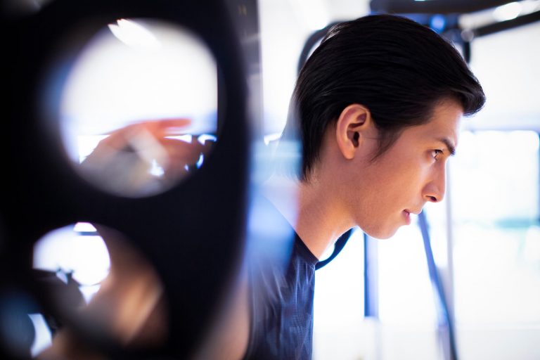 自宅トレーニングができるホームジム。後悔しないための間取り例や設計のポイントは? トレーニングをする男性