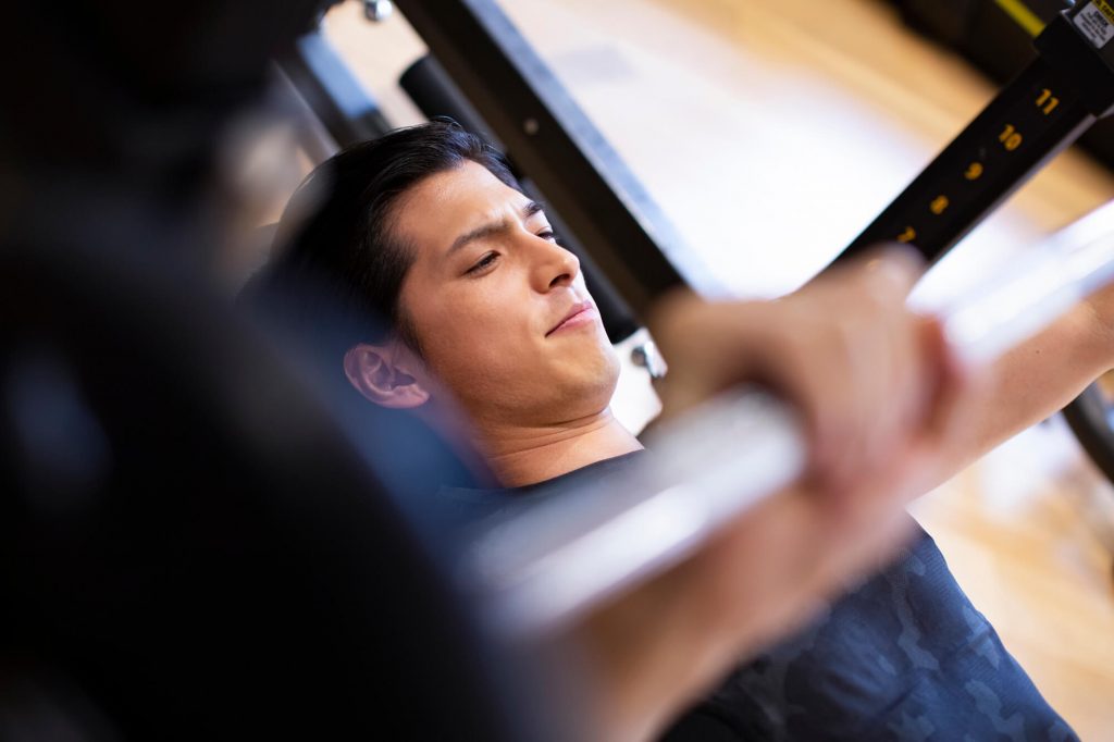 バーベルを上げる男性