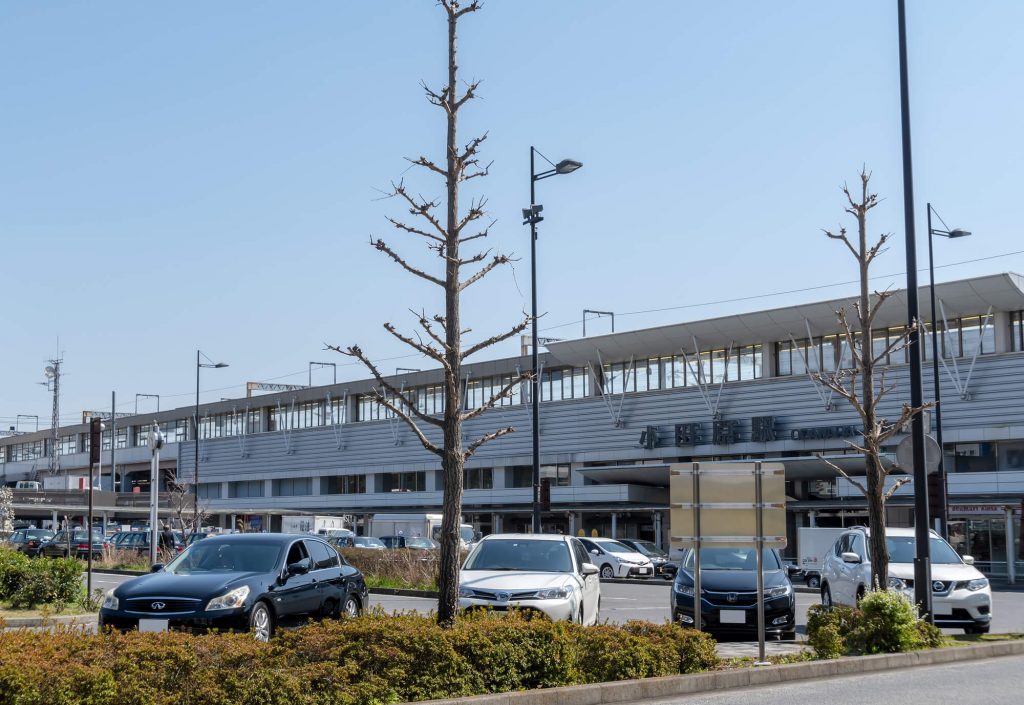 多くの車が停まっている小田原駅前