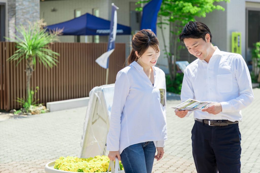 モデルハウスを探す夫婦