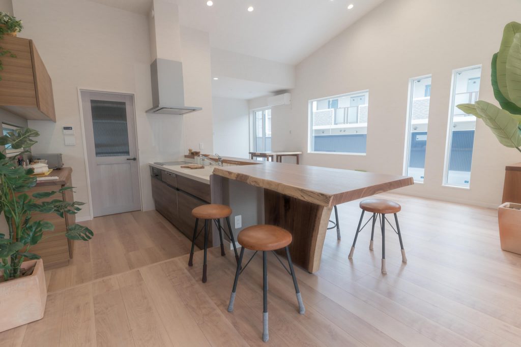 テーブルと椅子が並んだリビングダイニング