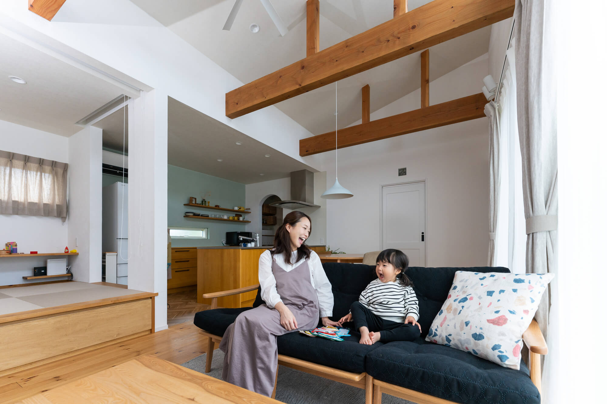 ソファでくつろぐ親子