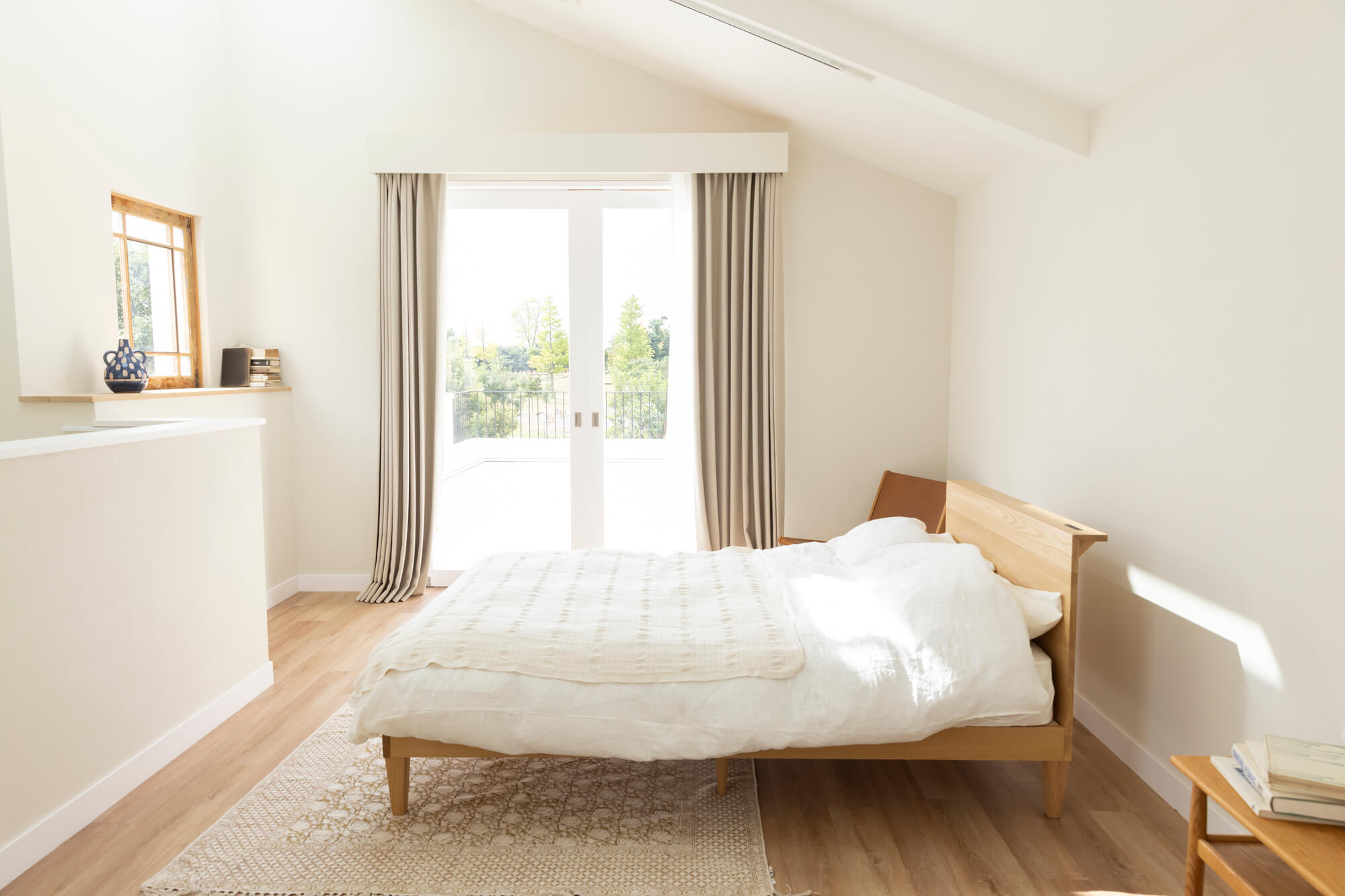 勾配天井を採用した寝室