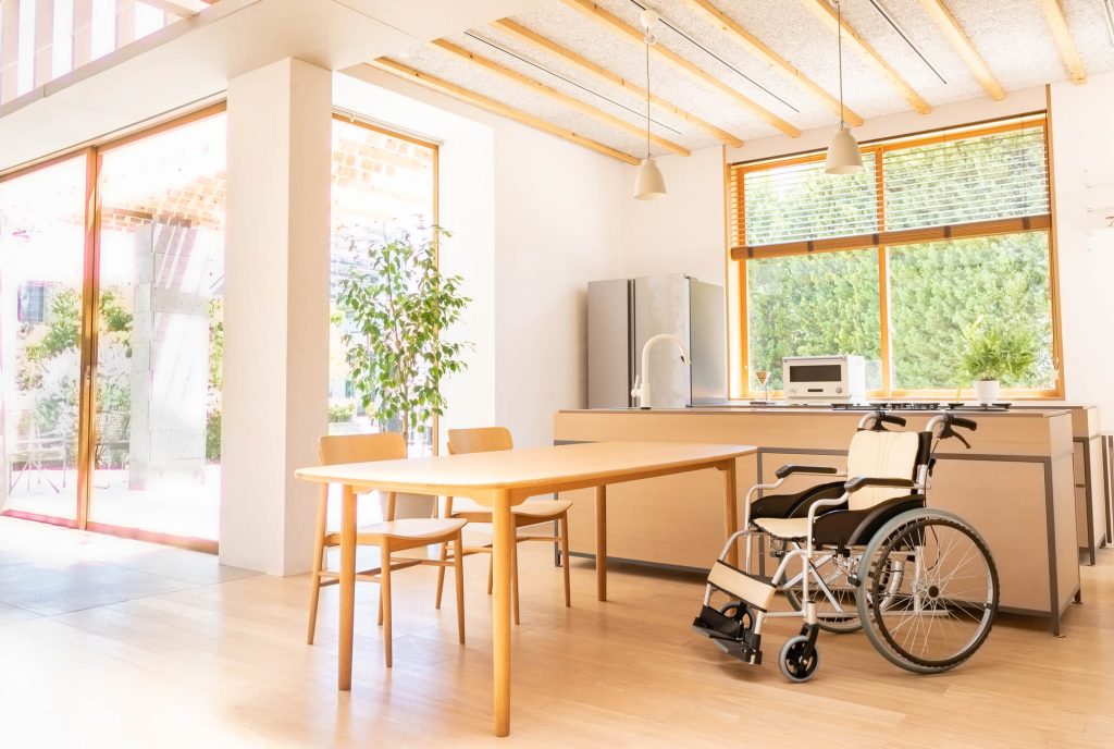 車いすの高さにあわせたキッチンとテーブル