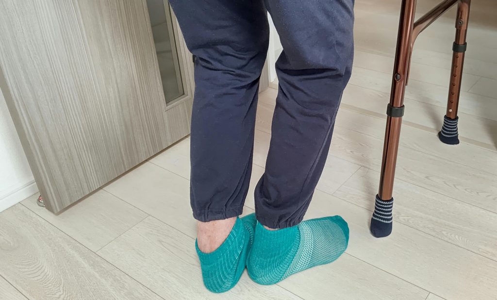 家の中を歩く高齢者
