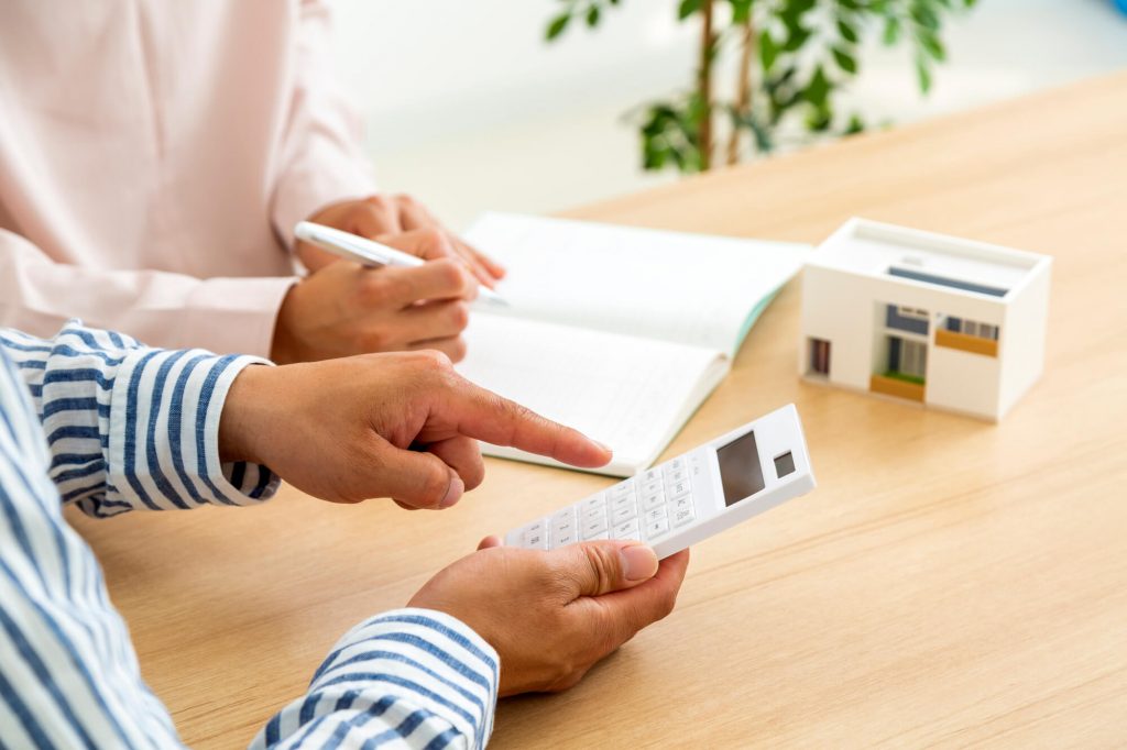 住宅資金の計算をする夫婦