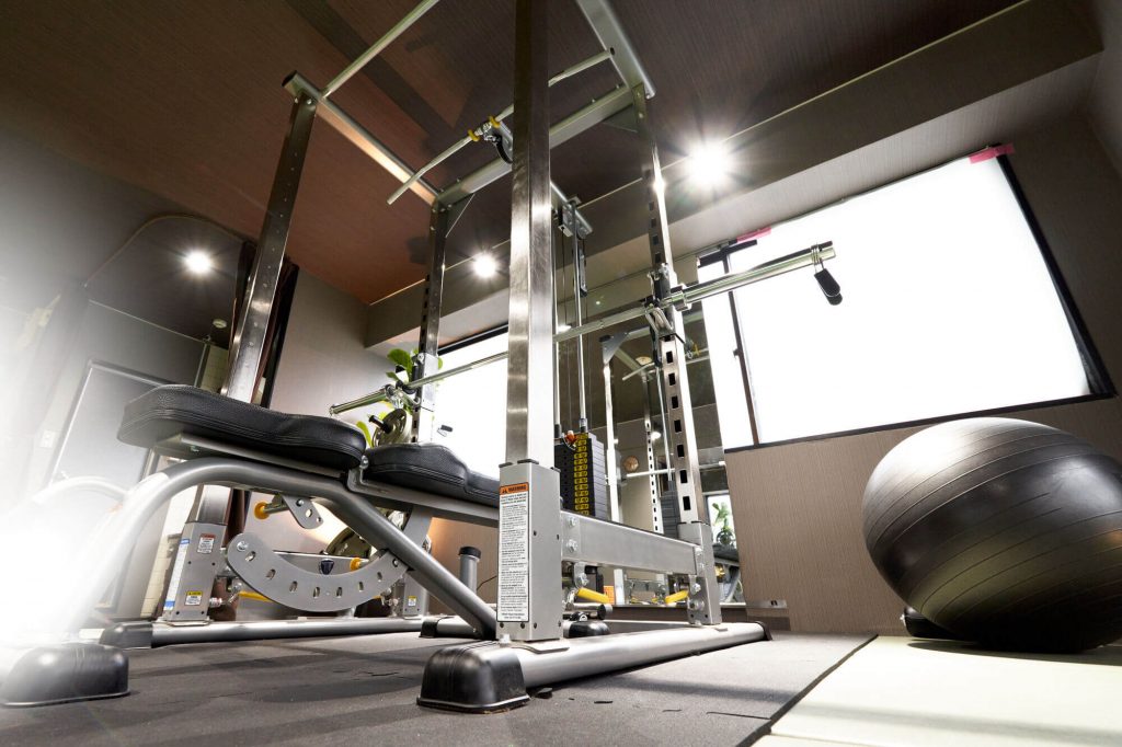 トレーニングマシンとバランスボールのある部屋