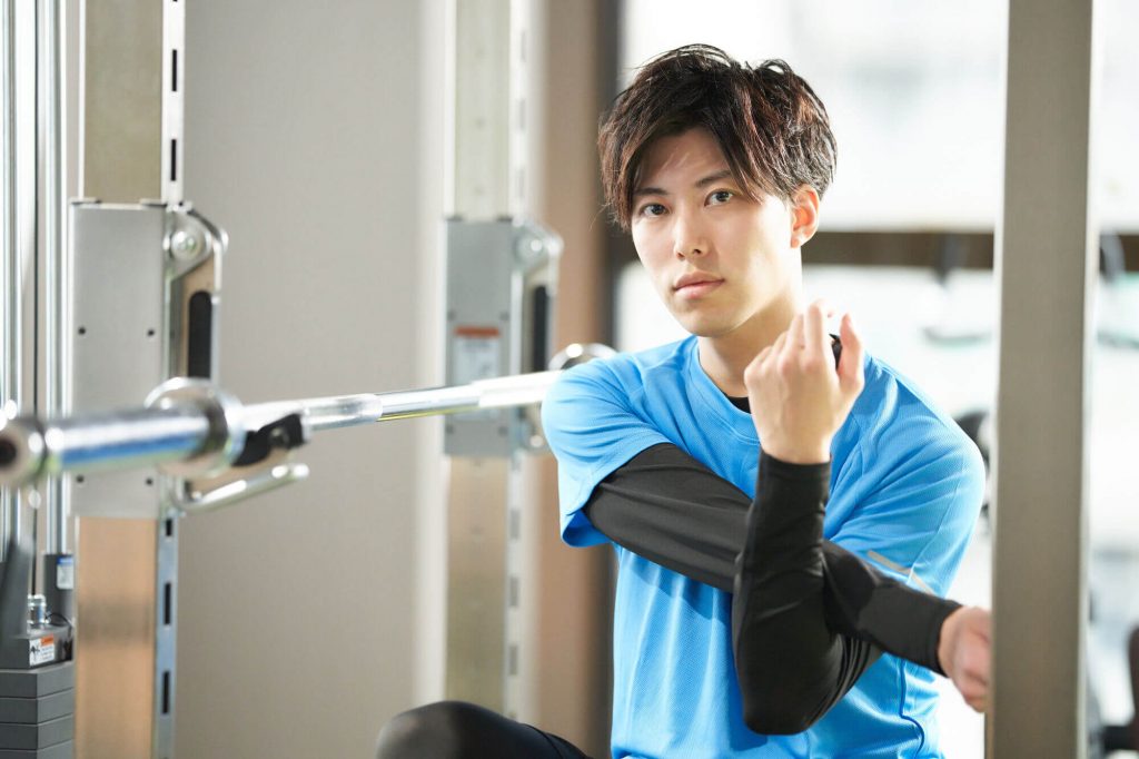 ストレッチをする男性