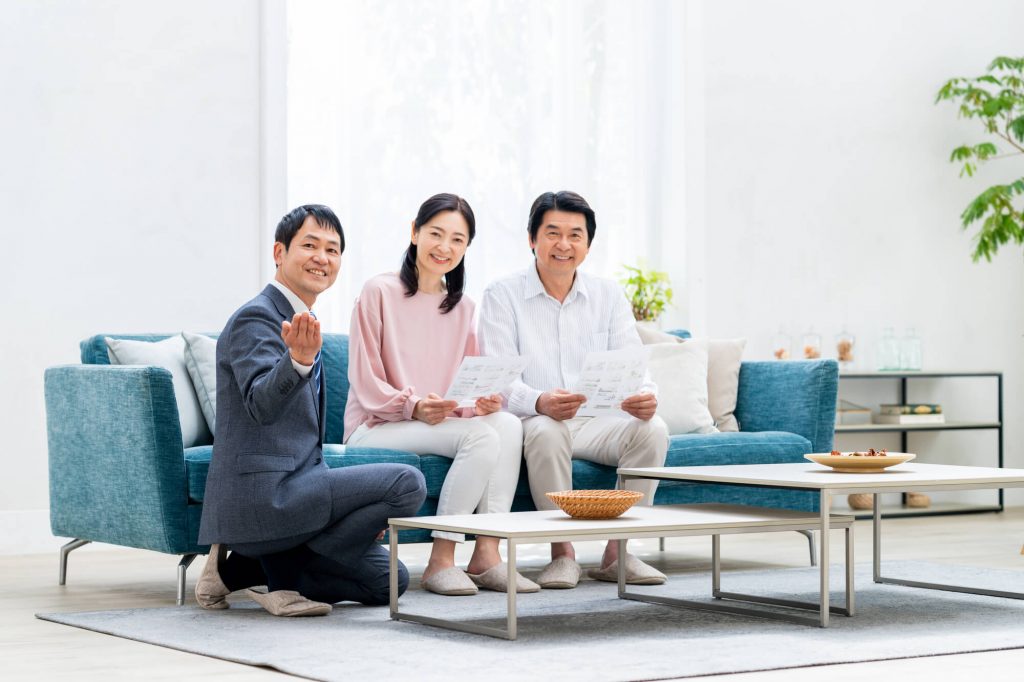 モデルハウスを見学する夫婦