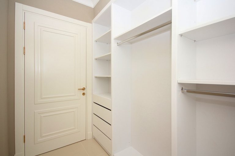 白を基調としたシューズクローク