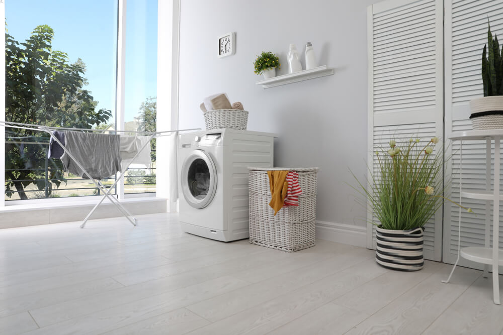 白で統一された広いランドリールーム