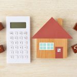 電卓と家の模型