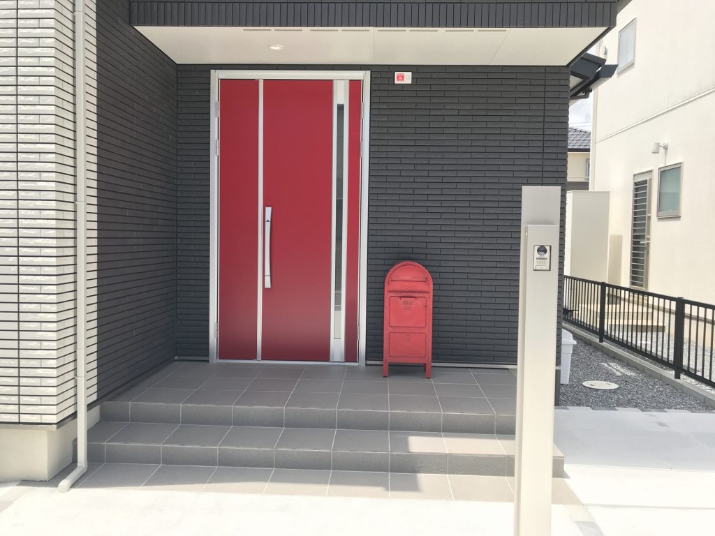 玄関脇に設置された赤いボックス